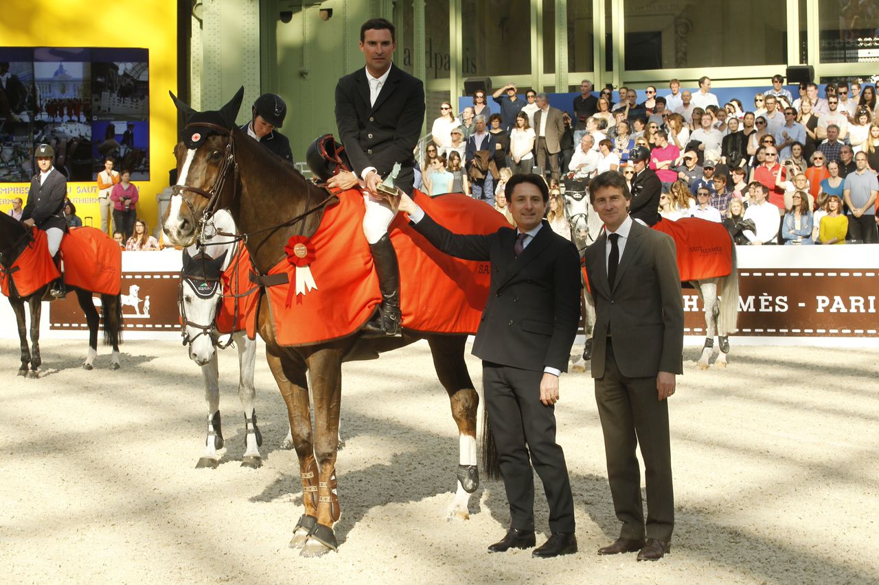 Romain Duguet y Quorida de Treho de Suiza sorprendieron en el €400.00 Grand Prix Hermès de París.