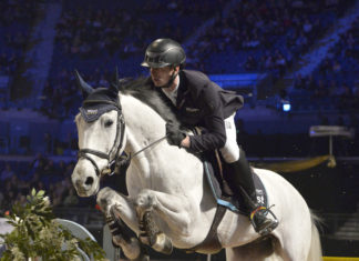 Felix Hassmann despide y recibe el año ganando en el Liverpool International Horse Show.