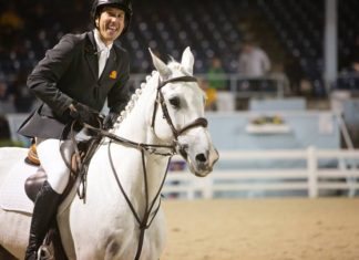 Andrew Kocher conduce a la victoria del $50,000 Devon Welcome Stake.