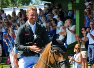 Jur Vrieling levata la Runsten Equestrian Trophy.
