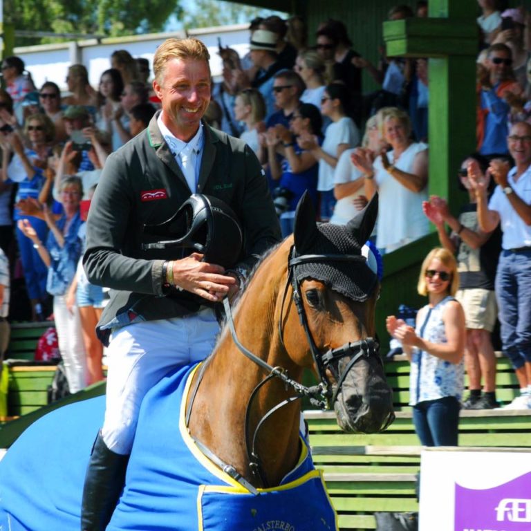 Jur Vrieling levata la Runsten Equestrian Trophy.