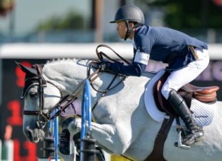 Kent Farrington celebra su liderato ganando la $35,000 Kubota Cup.