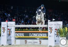 Daniel Deusser cabalga el $84,000 The Hong Kong Jockey Club Trophy.