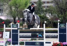 Michael Pender barre con el Gran Premio del CSI2* Real Club Pineda de Sevilla.